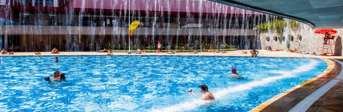 Usuários em piscina do Sesc Belenzinho