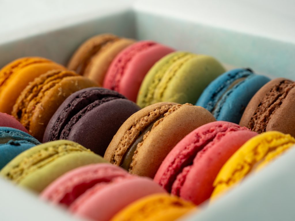 Macarons são doces delicados e coloridos